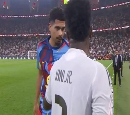 友好，西超杯中场休息时维尼修斯与阿劳霍亲切交流