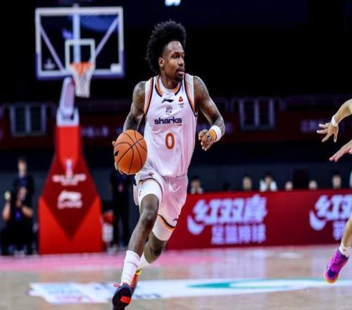 上海男篮已经将两位超级外援合同转正!全额保障,卢伟眼光太毒辣
