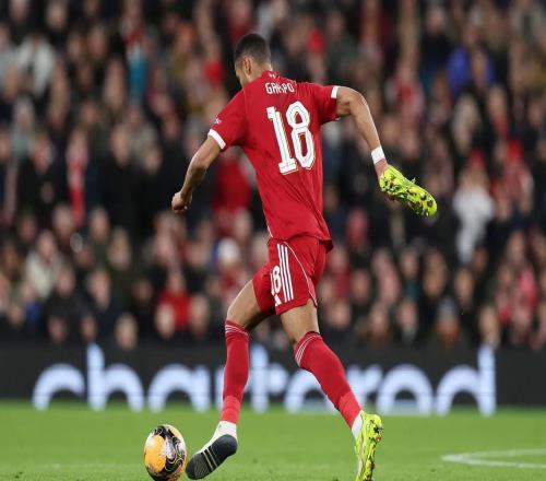 无“鞋”可击的进攻，加克波提着一只战靴从后场推进到前场