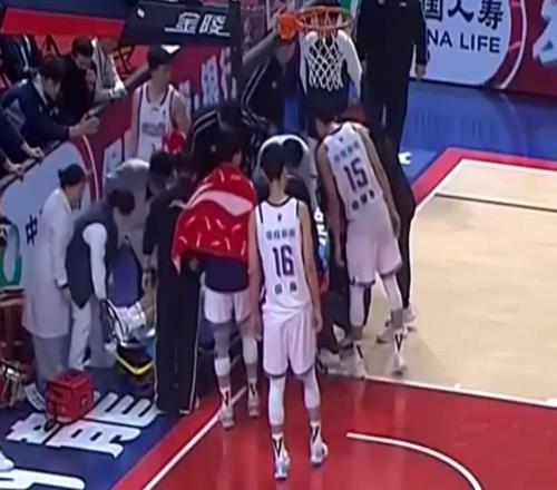 脖子扭伤！CBA广告牌又伤一人，需要做出改变！