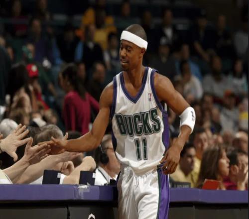 还记得他吗03一代的遗珠，曾是NBA第一跑车，却在29岁落寞退役