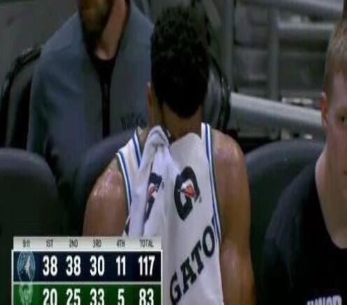 字母哥居然在主场被嘘!好像还哭了.....