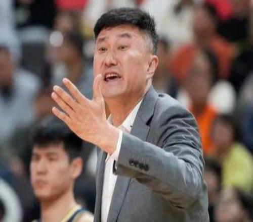 呼吸都是错！广东狂输上海尴尬画面曝光焦泊乔没上场就被杜锋喷