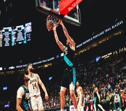 132116！杨瀚森未得分，詹姆斯20+9+8难救主，开拓者送湖人2连败