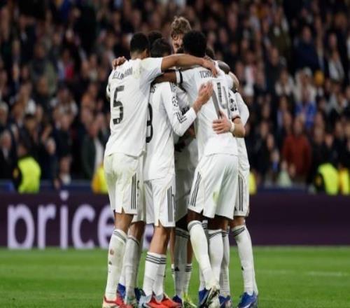 阿韦洛亚晒球队合照：我们同进退共生死，HalaMadrid！