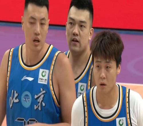 北京男篮翟晓川受伤麦考尔崔永熙一对一特训北控朱松玮阶段报销