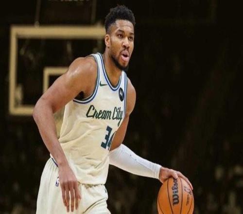 记者:雄鹿认为字母哥是东部最强球星尽管暂居第11但对季后赛有信心