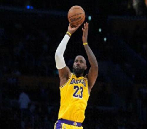 就在今天,詹姆斯再创79年NBA第一纪录,合同年仍是巨星