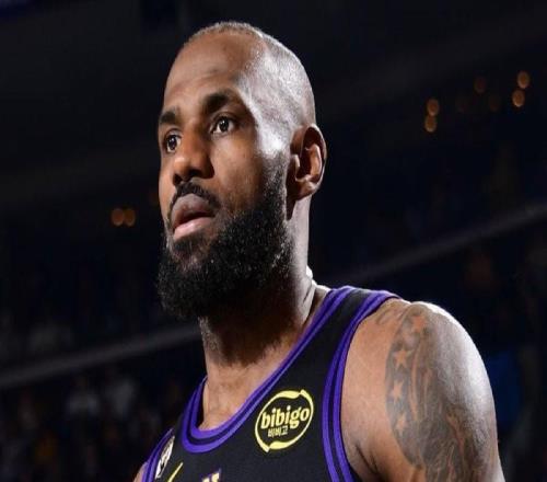 记者：詹姆斯赛季后有三选择，降薪留队、自由加盟别队、退役