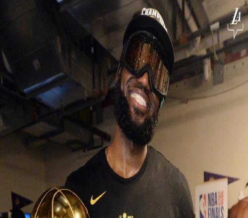 皮尔斯：珍妮巴斯靠詹姆斯得到100亿美元！还有总冠军！