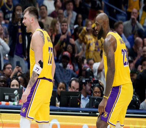 老詹末节狂砍11分稳健表现卢卡重返故地逆转展现MVP实力_NBA直播