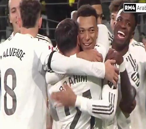 黄潜主场庆祝盖伊非洲杯夺冠，镜头对准在替补席鼓掌的迪亚斯