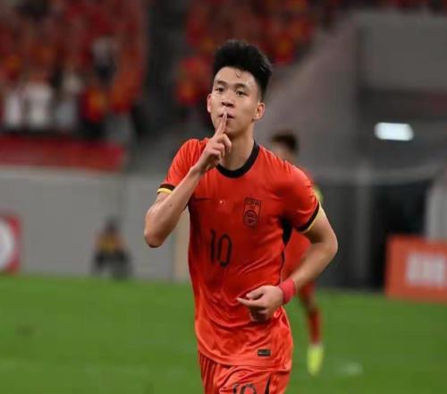 前国足队长怒批王钰栋：太飘了，日本后卫都扛不动，比不了武磊