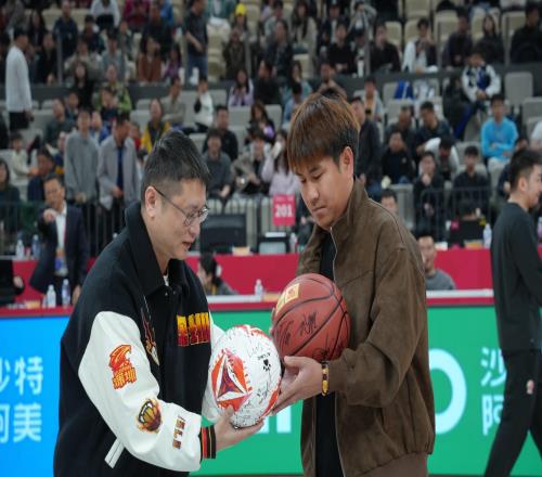 深圳青年人全队现场观战深圳烈豹,双方还进行了礼物互换