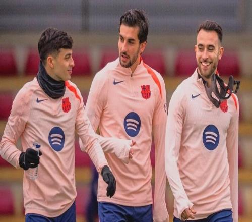 记者：特狮离队后，巴萨队长次序为阿劳霍、德容、佩德里