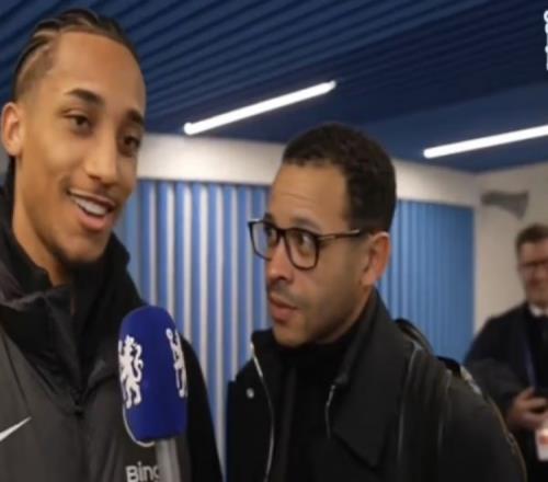 罗塞尼尔赛后打断佩德罗采访两人对视共渡欢笑时刻_英超直播