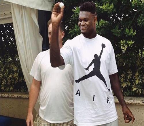 巨星光环没了，代言合同丢了，场均22+6也没用，才25岁恐就此沉沦