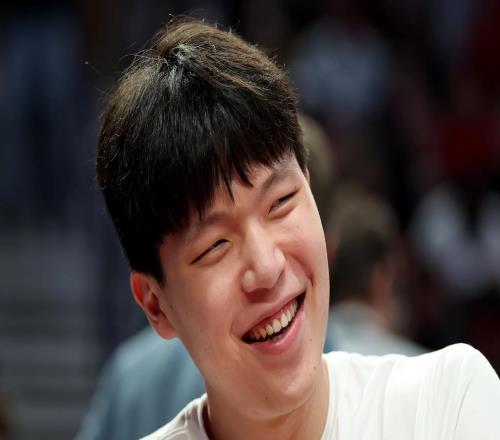 拓媒：杨瀚森打出了本赛季最佳一战，他关系着开拓者未来上限