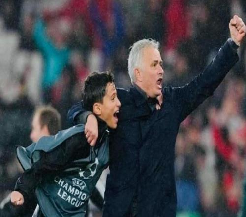 和穆里尼奥一起庆祝的球童:他对我说“加油,小子”