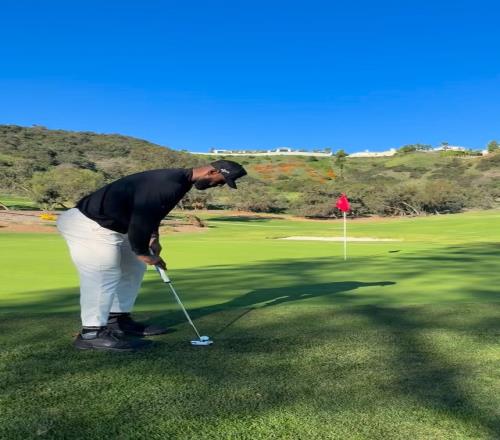 詹姆斯谈热爱挑战高尔夫球场上的宁静令人着迷_NBA直播