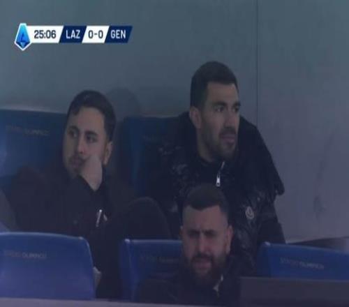 正在闹转会,拉齐奥对阵热那亚时罗马尼奥利出现在看台上
