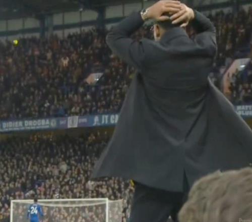 帕尔默终场前离谱射门直冲云霄,罗塞尼尔场边抱头不可思议