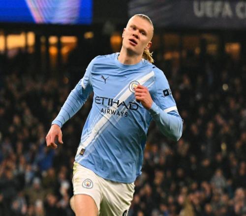 11场2球1助攻!哈兰德被球迷吐槽:踢得太软了,被抱摔还嘻嘻哈哈