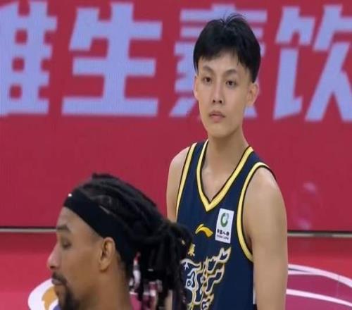 伤势不乐观，依旧去报到！杜锋爱徒好样的，郭士强会留下他吗