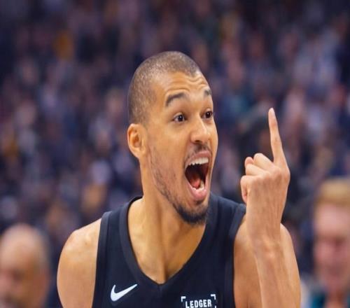 单赛季4杀卫冕冠军！文班亚马划水22+14+2封盖，马刺轻取残阵雷霆