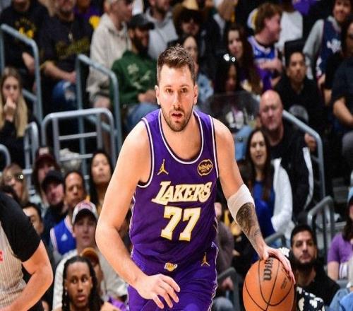 詹姆斯尴尬准三双里夫斯35分救主，大帝空砍35+7+7，湖人逆转76人