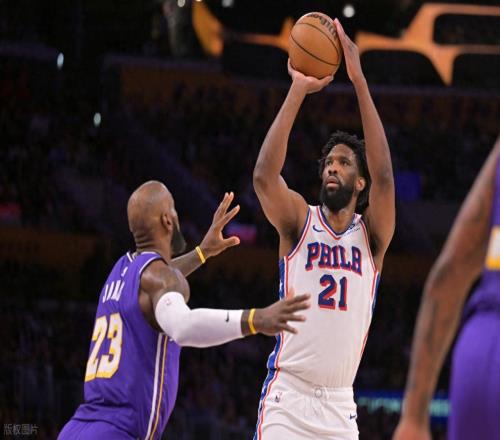 东契奇伤退，湖人逆转76人，谁是赢球功臣数据不说谎！里皇太强