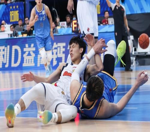 徐杰健康时不选，伤了又征召，球迷怒批郭士强：就不能召郭昊文