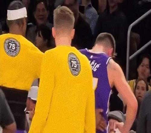 东契奇退赛怒踢广告牌，湖人险胜76人：里夫斯居然带的动詹姆斯