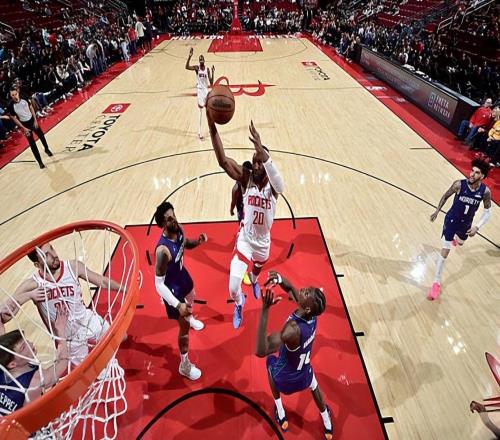 本来进攻就一片混乱，结果火箭还让他长时间留在场上拖累空间