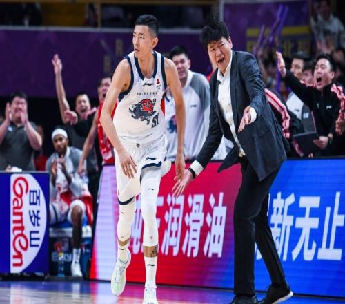 山东男篮挺进杯赛四强，陈林坚爆发，说明书已找到