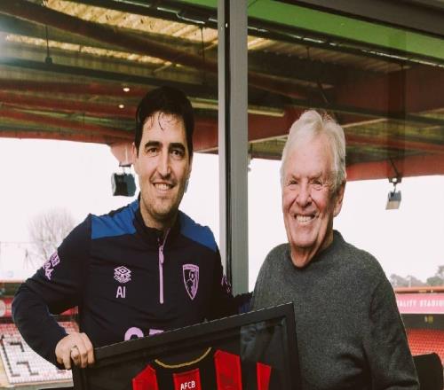 执教100场英超里程碑，伯恩茅斯主席为伊劳拉送上纪念球衣