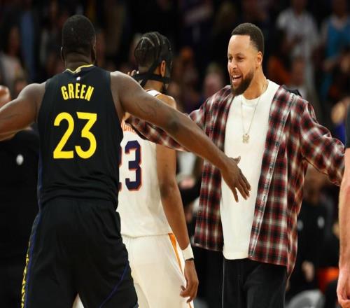 兴奋不已,库里带伤冲进球场庆祝勇士队大逆转太阳队的精彩表现