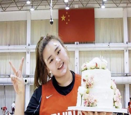 中国女篮最新全家福出炉！刘禹彤迎来25岁生日，全队为她送上祝福