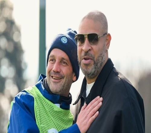 见到偶像，马库斯图拉姆和阿德里亚诺见面拥抱