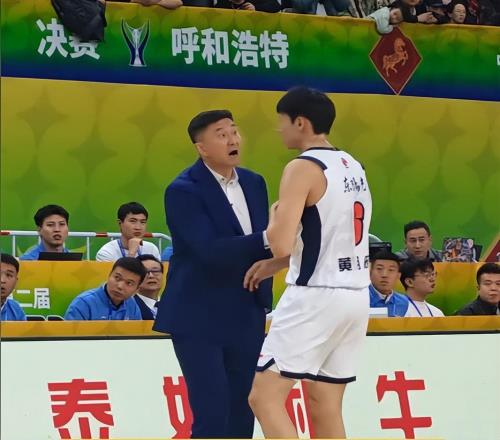 破案！黄明依下半场被杜锋弃用的原因找到，广东球迷说出大实话