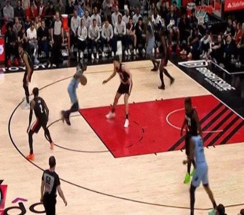 3分钟内被吹3犯杨瀚森主场被裁判“重点照顾”