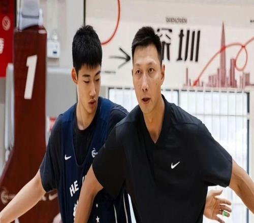 易建联成为了一名篮球教练！