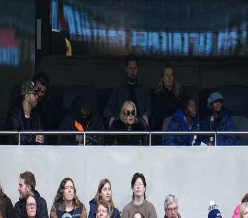 67岁麦当娜观战切尔西女足vs热刺女足，俩养女在热刺U14踢球