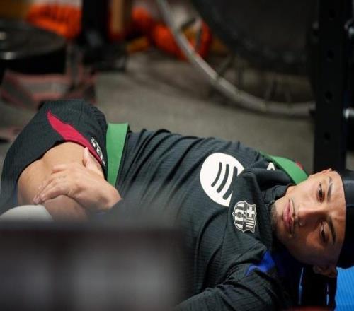 世体：拉菲尼亚没有参与球队今日合练，他争取赶上对阵马竞