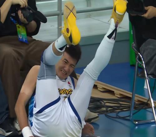 孙铭徽伤情出炉：遭遇距腓前韧带撕裂恐伤停23个月影响卫冕