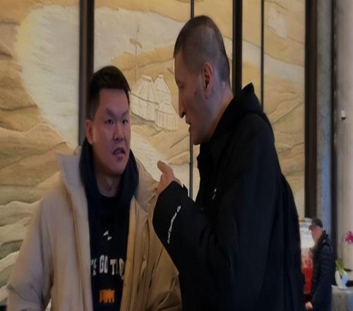 巴特尔请朱芳雨、杨鸣、杜锋等人吃饭,大家把酒言欢