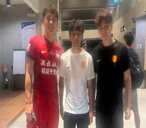 周缘德晒与晋鹏翔、和晓强合照，三人曾帮助大连英博冲超