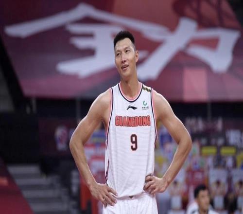 易建联正式复出!481天后首次亮相获赞中国男篮旗帜自律代名词