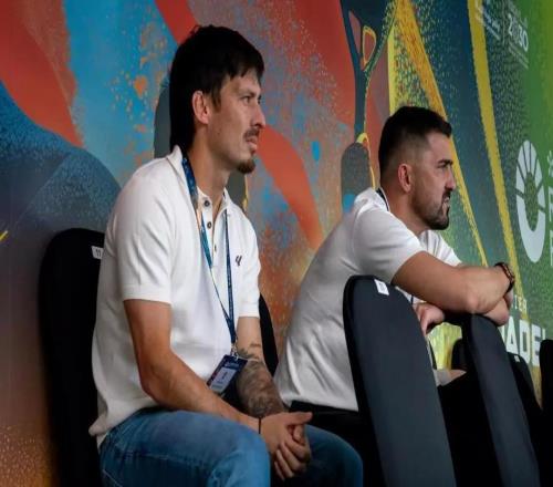 作为嘉宾，比利亚和大卫席尔瓦观看了笼式网球赛事揭幕战