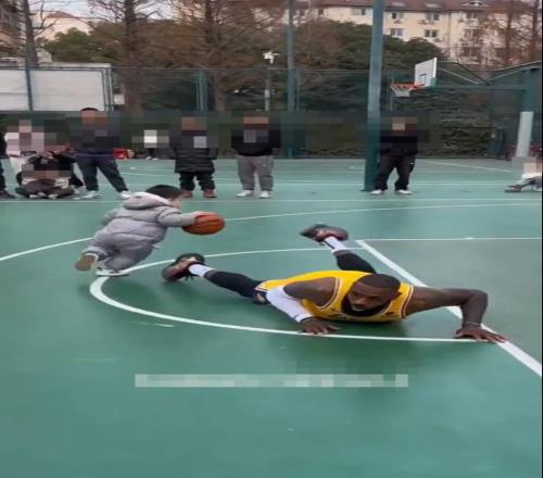 婴儿运球晃倒詹姆斯、电动车在老詹面前上篮成功网友用AI制作篮球单挑视频，记者实测：用照片即可免费生成